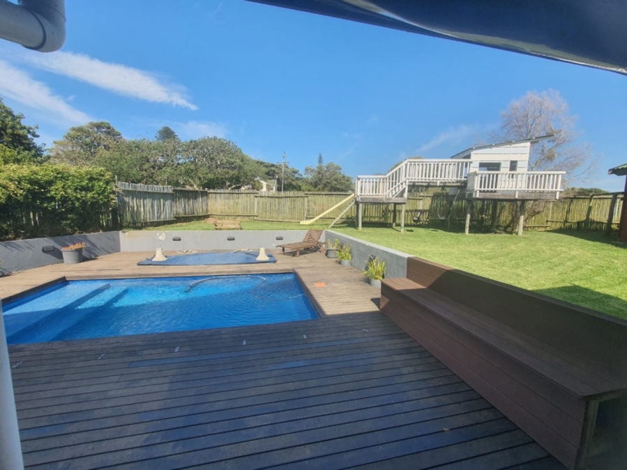 To Let 3 Bedroom Property for Rent in Cove Rock Eastern Cape